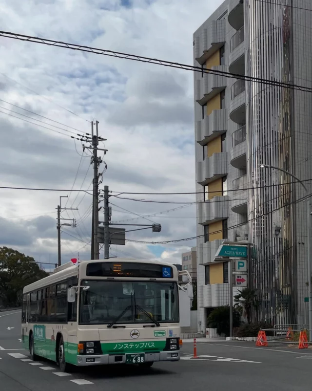 建国記念日 🇯🇵
日本のお誕生日、橿原神宮にお詣りしました。お天気も良く、天皇陛下の勅使が届くタイミングを、多くの方々と迎えることができました。
橿原の市バスは日の丸を掲げていて、特別な雰囲気がありました。

その後、千早赤坂村の千早神社まで足を伸ばしました。手水が凍るほどの寒さの中、登山者の足元では滑り止めのチェーン⛓️（アイゼン？）が賑やかな音を響かせていました。冬の夕方は空気が澄んでいるので、日没前の西陽は光が柔らかくて幻想的で綺麗でした。

登った甲斐がありました！

千早城（千早城址）＝千早神社は、楠木正成（くすのき まさしげ）が築いた山城で、金剛山の北側に位置しています。標高はそれほど高くありませんが、歴史好きやハイキングを楽しむ人に人気のスポットです。

千早城址の特徴

✅ 楠木正成の戦いの舞台（鎌倉幕府に対する千早城の戦い）
✅ 石段が多く、登山というよりハイキング向け
✅ 金剛山登山の起点にもなる（千早城址ルート）

#建国記念日 #橿原神宮 #千早神社 #千早城址 #楠木正成 #日本の歴史 #御朱印巡り #ハイキング #登山 #金剛山 #歴史好き #日の丸 #神社巡り